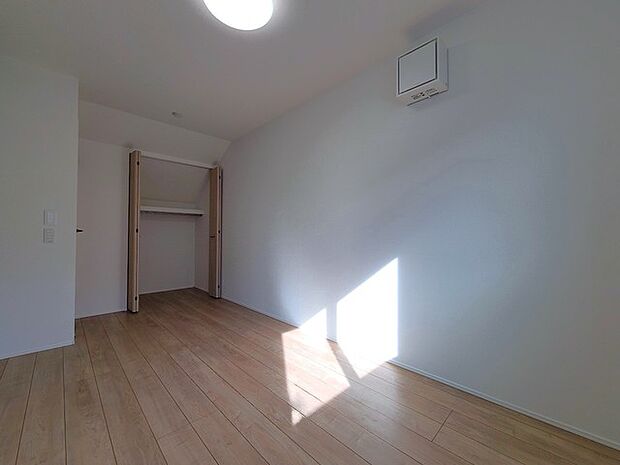 どんな家具にでも相性が良い清潔感ある白色調のクロスを採用。主張しすぎない配色、耐久性にも優れた床材は日々のメンテナンスも楽に、快適に過ごして頂けるよう考えられています。