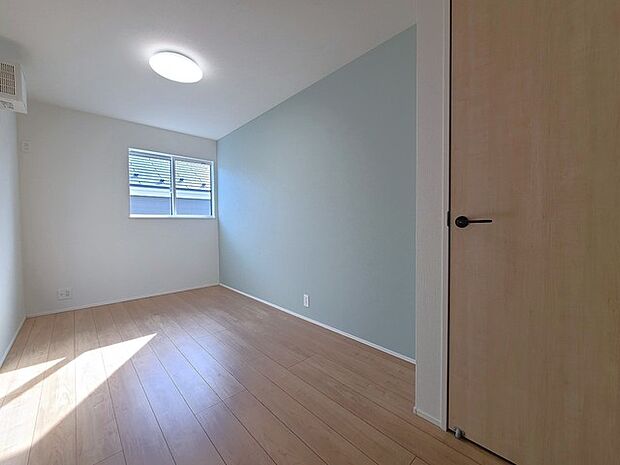 アクセントクロスを使用したオシャレな洋室。窓からそそぐ陽の光が眩しいベッドルームは、朝の目覚めが心地良く迎えられそうです。