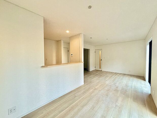 家族団欒のリビング。陽光差し込む食卓には家族の会話とスマイルが溢れます。いつまでもここで食卓を囲みたくなる、そう感じさせてくれるスペース。 