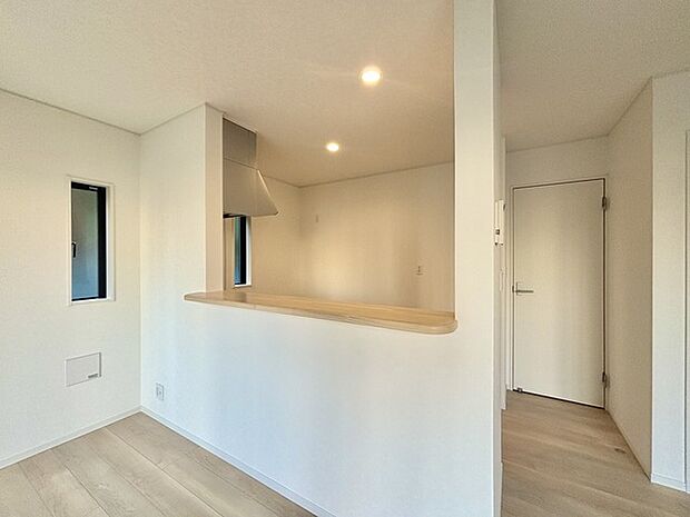 家族の集うリビングには色々な方向から光が差し込む設計に。家族のコミュニケーションが弾むスポットだから明るい雰囲気であってほしい。 