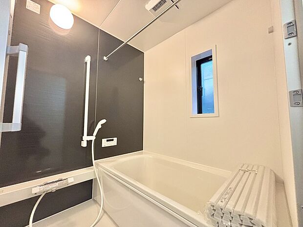 1日の疲れを取るゆとりある浴室です。 