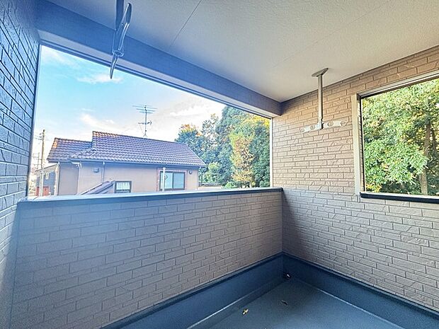 広めのバルコニーは風通しも良くお洗濯物もしっかりと干すことができます！ 