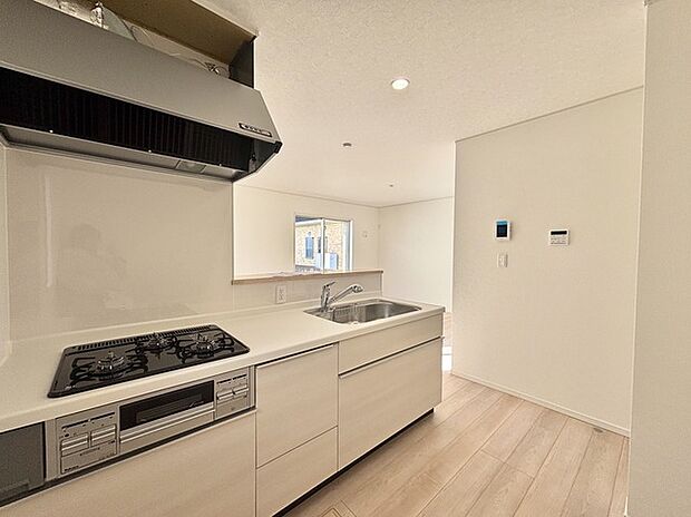 キッチンはオープンカフェスタイルだからリビングとの一体感はバッチリ。毎日のお料理時間も楽しくなりそうです。 