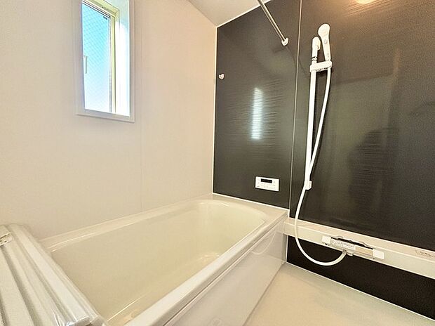 1日の疲れを取るゆとりある浴室です。 