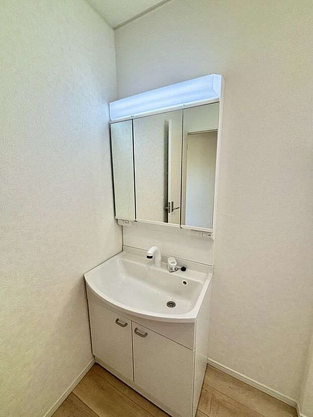 お出かけ前の身だしなみに一歩差がつく三面鏡。ミラー裏にはたっぷり収納もございます。 