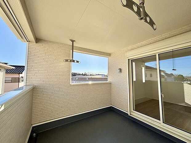 プライバシーを確保しやすい広々としたインナーバルコニー。雨天時でも洗濯物が濡れることなく安心です。 