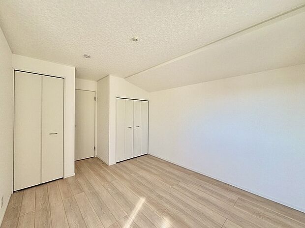 どんな家具にでも相性が良い清潔感ある白色調のクロスを採用。主張しすぎない配色、耐久性にも優れた床材は日々のメンテナンスも楽に、快適に過ごして頂けるよう考えられています。 