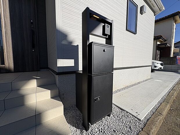 外出中で不在時や、在宅中でも手を離せない時に便利な宅配ボックス。お客様に代わって受け取れるので、暮らしにゆとりが生まれます。