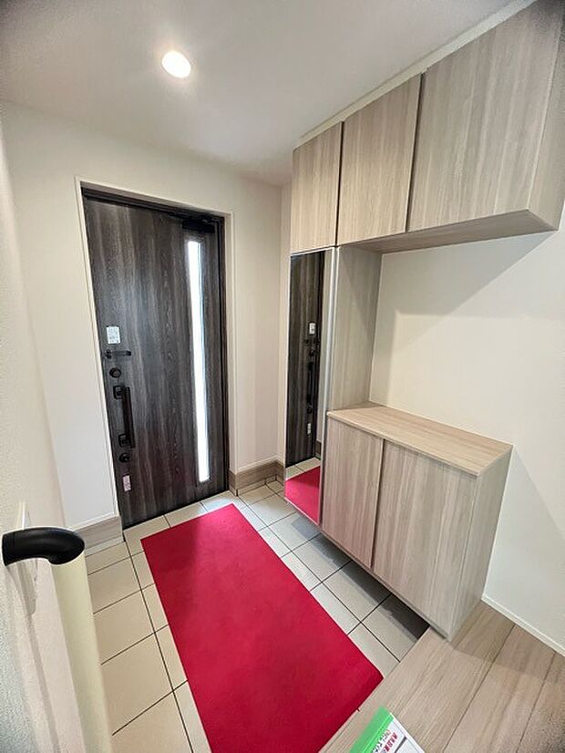 明るく開放的な玄関、靴の脱ぎ履きもしやすく、収納も豊富でご家族皆様の靴をスッキリ収納できます。