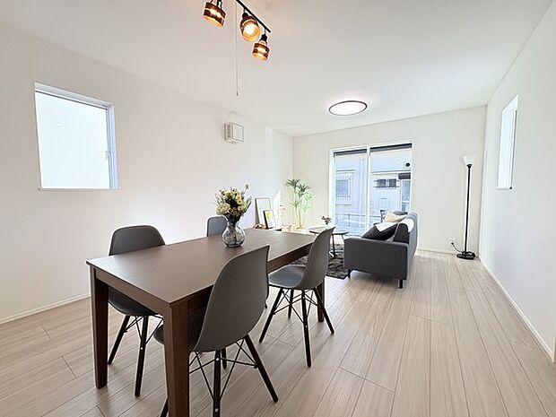 家族の集うリビングには色々な方向から光が差し込む設計に。家族のコミュニケーションが弾むスポットだから明るい雰囲気であってほしい。