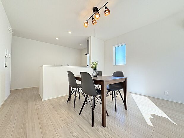 夕食の時間。家族、友人、両親、親戚との会話がより料理を美味しくしてくれる。あっという間に時間が過ぎてしまう居心地の良さは、普段はほっとする空間としてここにあります。