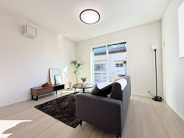 家族団欒のリビング。陽光差し込む食卓には家族の会話とスマイルが溢れます。いつまでもここで食卓を囲みたくなる、そう感じさせてくれるスペース。