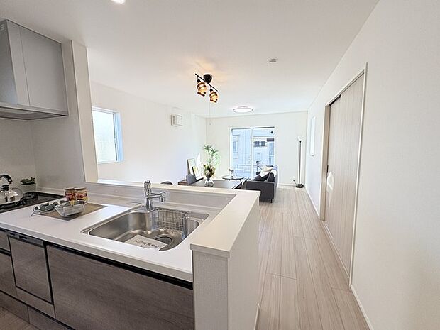 家族が一番集まる場所だから広々としつつも素敵な空間であって欲しい。皆がくつろぐリビングからキッチンまでが一つに繋がる空間。