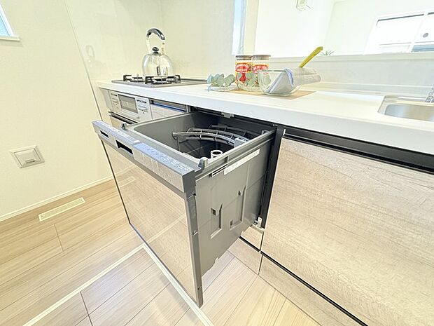 時短に活躍する食器洗浄機や一杯の水も楽しめる浄水器があるシステムキッチン。