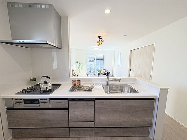 キッチンはオープンカフェスタイルだからリビングとの一体感はバッチリ。毎日のお料理時間も楽しくなりそうです。