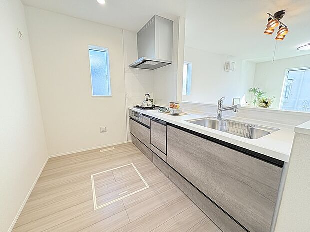 人工大理石を使用したシステムキッチン。永く傷つきにくく、お手入れもしやすい高機能性です。