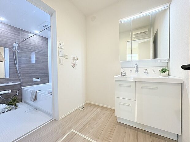 お出かけ前の身だしなみに一歩差がつく三面鏡。ミラー裏にはたっぷり収納もございます。 