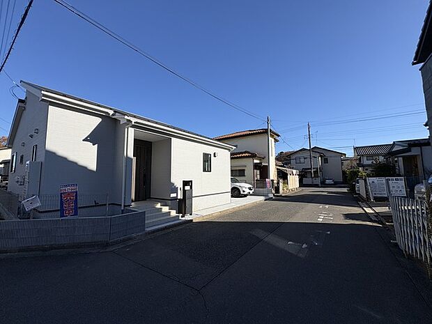 前面道路は広く、駐車がしやすいです。駐車スペース2台分ございます。 