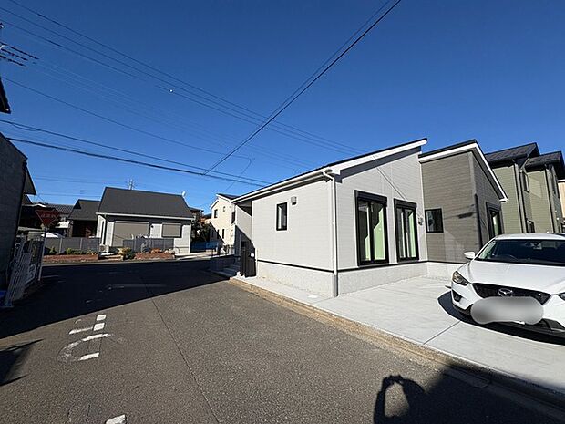 前面道路は広く、駐車がしやすいです。駐車スペース2台分ございます。