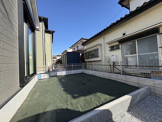 戸建てならではのお庭スペース。BBQやガーデニング、お子様のプールなど、、、、様々な楽しみ方ができるプライベート空間。ご家族皆さままで思いっきりお楽しみください。