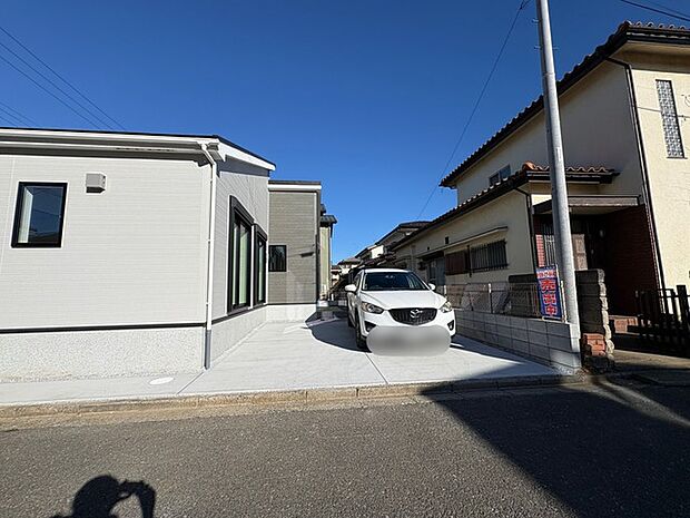 セカンドカーや来客時にも便利なカースペース2台分ございます。