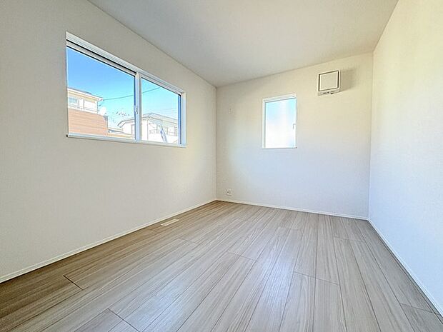 どんな家具にでも相性が良い清潔感ある白色調のクロスを採用。主張しすぎない配色、耐久性にも優れた床材は日々のメンテナンスも楽に、快適に過ごして頂けるよう考えられています。 