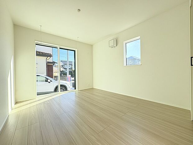 どんな家具にでも相性が良い清潔感ある白色調のクロスを採用。主張しすぎない配色、耐久性にも優れた床材は日々のメンテナンスも楽に、快適に過ごして頂けるよう考えられています。