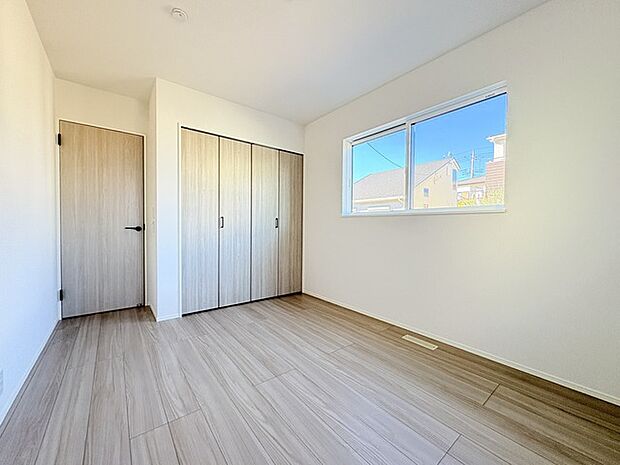 大きな開口部から明るい光が差し込む、日中の室内の明るさがこの部屋の魅力です。