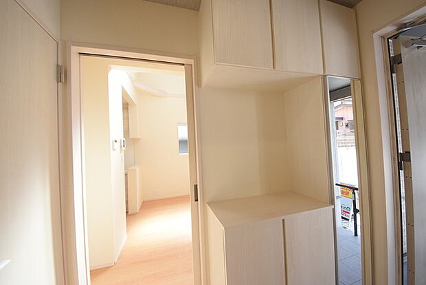 お宅の顔となる明るく開放的な玄関。ご家族皆様様の靴を収納できるスペースと全身鏡があり、お出掛け前に身だしなみチェックもできます。