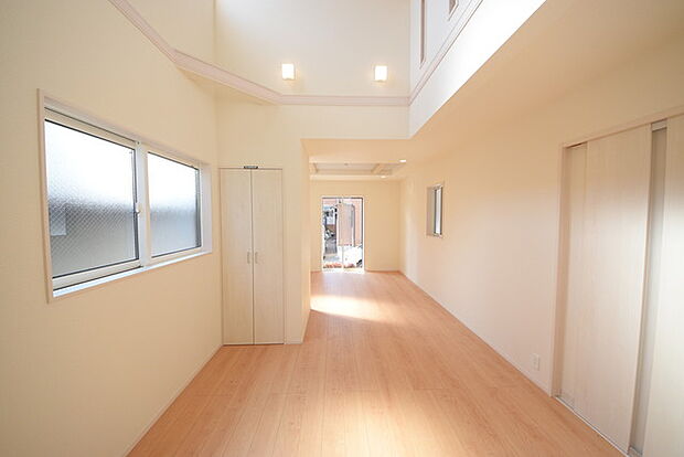 家族団欒のリビング。陽光差し込む食卓には家族の会話とスマイルが溢れます。いつまでもここで食卓を囲みたくなる、そう感じさせてくれるスペース。