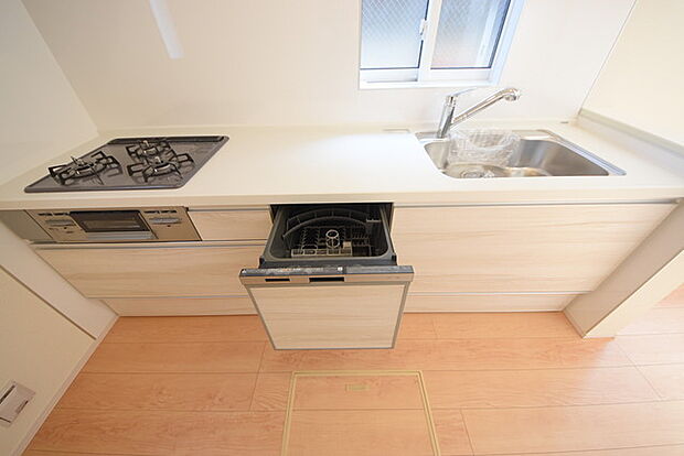 時短に活躍する食器洗浄機や一杯の水も楽しめる浄水器があるシステムキッチン。