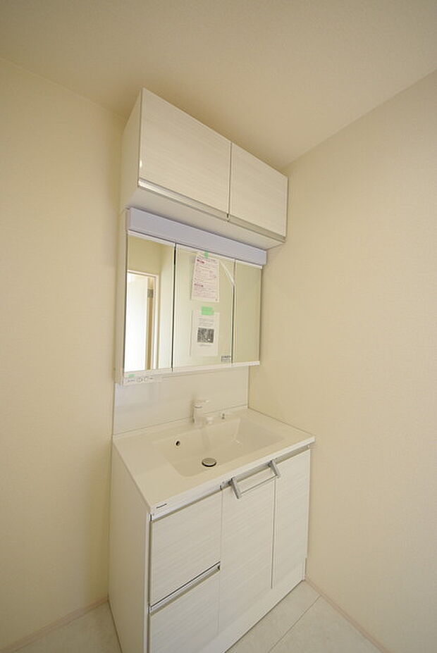 お出かけ前の身だしなみに一歩差がつく三面鏡。ミラー裏にはたっぷり収納もございます。