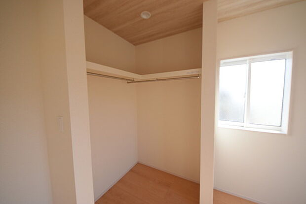 収納で悩む時間をなくしたい。家族の衣服が多くても頼もしいWIC(ウォークインクローゼット)