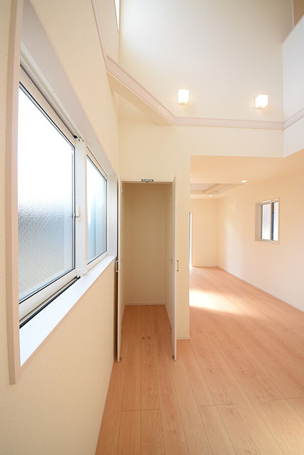 収納豊富な間取りで家の中がスッキリ片付きそうです。 リビング中央にある備蓄倉庫