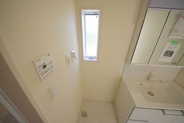 ゆとりの洗面スペースで朝の身支度もスムーズに行えます。