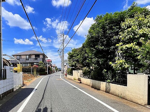戸建てが立ち並ぶ静かな住宅街。四季折々の移り変わりを感じながら自然と楽しみ、暮らす、そんな毎日を日々の中で感じられる住環境 