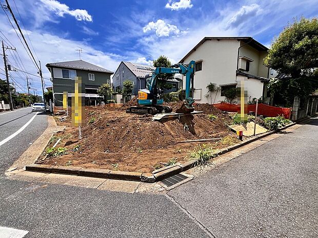 前面道路は4.0m道路と6.0m道路と広く、駐車がしやすいです。駐車スペース2台分ございます。 