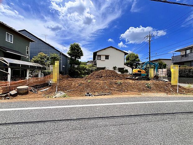 前面道路は広く、駐車がしやすいです。駐車スペース2台分ございます。  