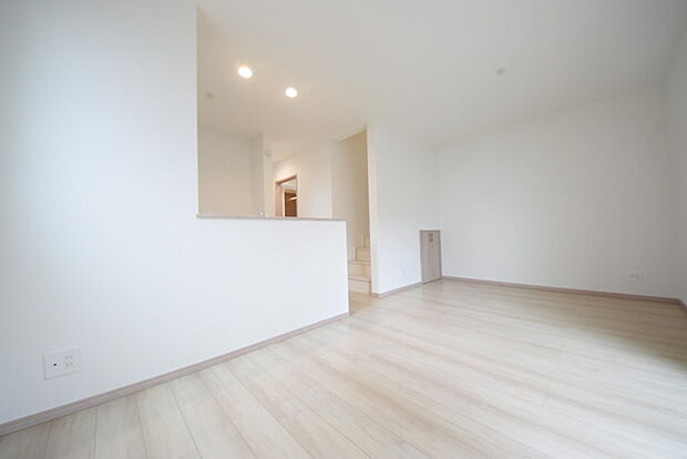 家族が一番集まる場所だから広々としつつも素敵な空間であって欲しい。皆がくつろぐリビングからキッチンまでが一つに繋がる空間。 