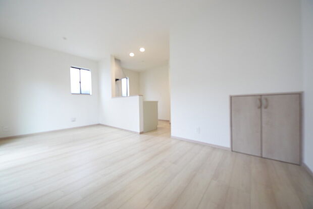 いつも家族の集まるリビングは広々とした13帖。通風・採光にも優れ、心安らぐ風と光がたえない空間。汎用性に富んだ居住スペースと、高揚感さえも与えてくれる住空間です。 