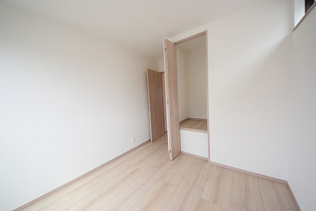 衣類の整理整頓に嬉しいクローゼット付きのお部屋。お子様のお部屋としても便利です。 