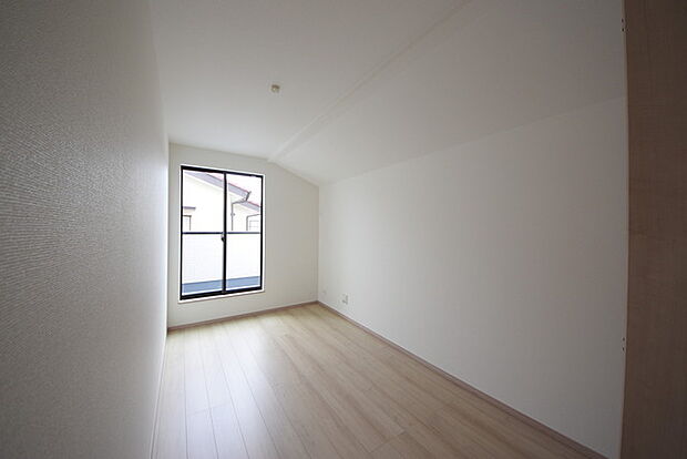 どんな家具にでも相性が良い清潔感ある白色調のクロスを採用。主張しすぎない配色、耐久性にも優れた床材は日々のメンテナンスも楽に、快適に過ごして頂けるよう考えられています。 