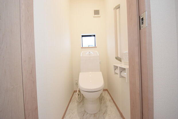 ウォシュレット機能付きのトイレ。換気のしやすい窓付きで、収納もあり実用性も兼ね備えた造り。 