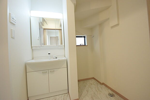 お出かけ前の身だしなみに一歩差がつく三面鏡。ミラー裏にはたっぷり収納もございます。 