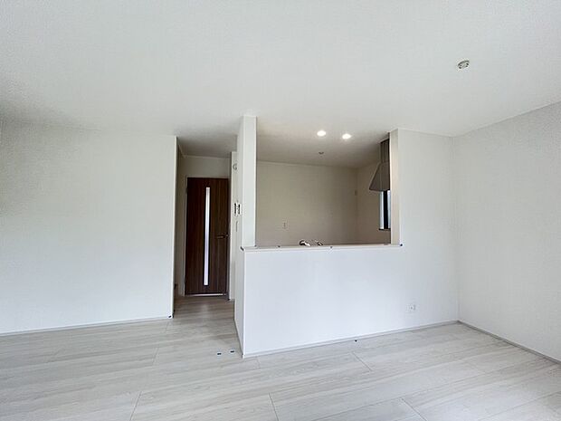 リビングにいる家族の顔が見渡せるカウンターキッチン。お料理もより一層おいしく、楽しく。食器棚を背面に設置しても十分な広さを確保しています。