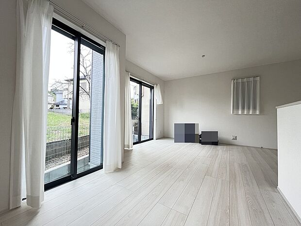 いつも家族の集まるリビングは広々とした14.56帖。通風・採光にも優れ、心安らぐ風と光がたえない空間。汎用性に富んだ居住スペースと、高揚感さえも与えてくれる住空間です。