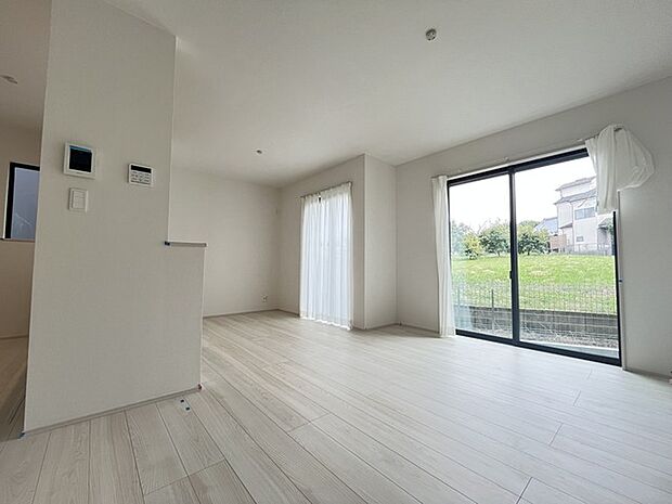 家族や友人、両親、親戚とこれから沢山の時間を紡ぐのだろう。そこを彩るのは窓から見える青い空、心地よい緑。そんなイメージが膨らむリビングスペース。