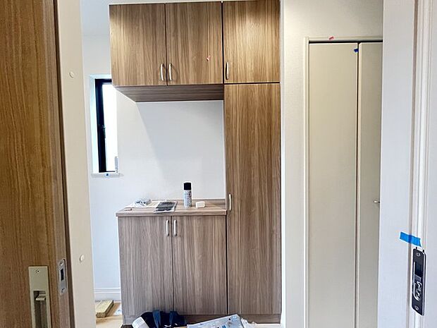 明るく開放的な玄関、靴の脱ぎ履きもしやすく、収納も豊富でご家族皆様の靴をスッキリ収納できます。