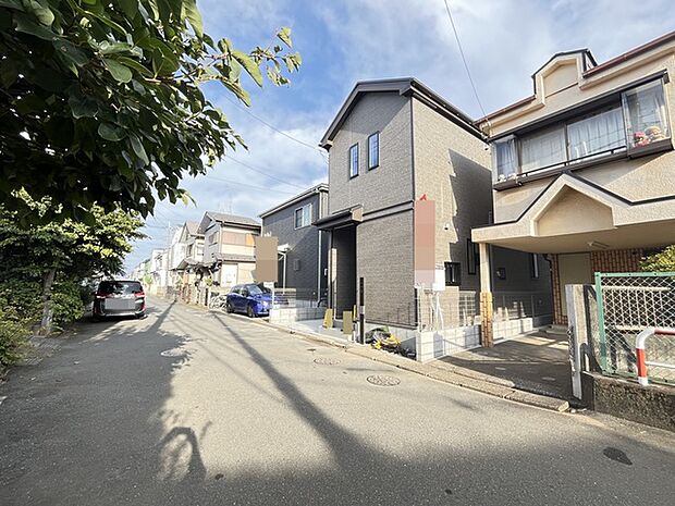 戸建てが立ち並ぶ静かな住宅街。四季折々の移り変わりを感じながら自然と楽しみ、暮らす、そんな毎日を日々の中で感じられる住環境