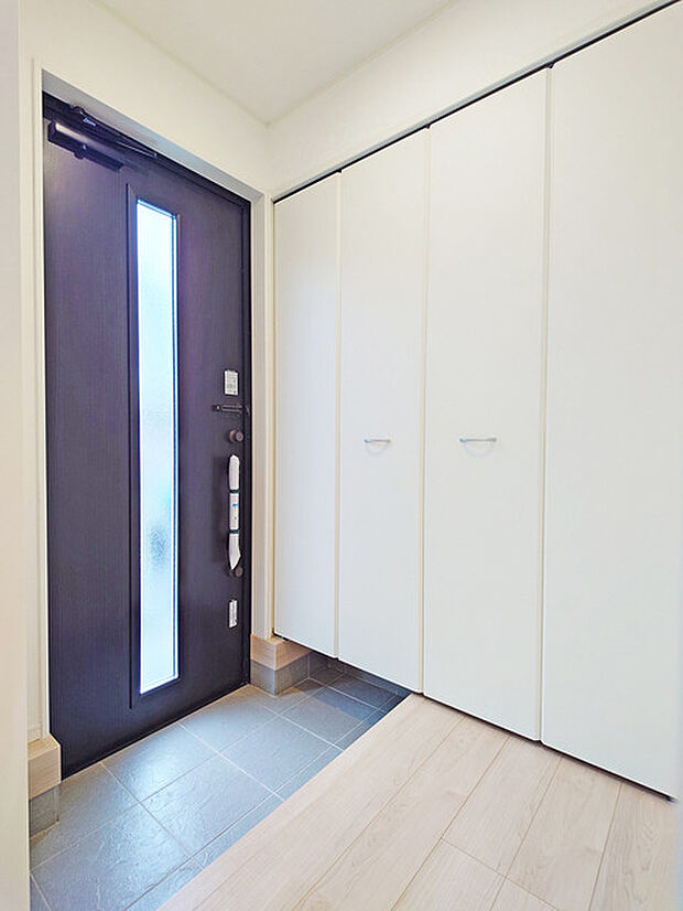 明るく開放的な玄関、靴の脱ぎ履きもしやすく、収納も豊富でご家族皆様の靴をスッキリ収納できます。